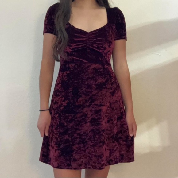 Urban Outfitters Burgundy Red velvet
Baby Doll Style Mini Dress Size: S - Picture 1 of 4